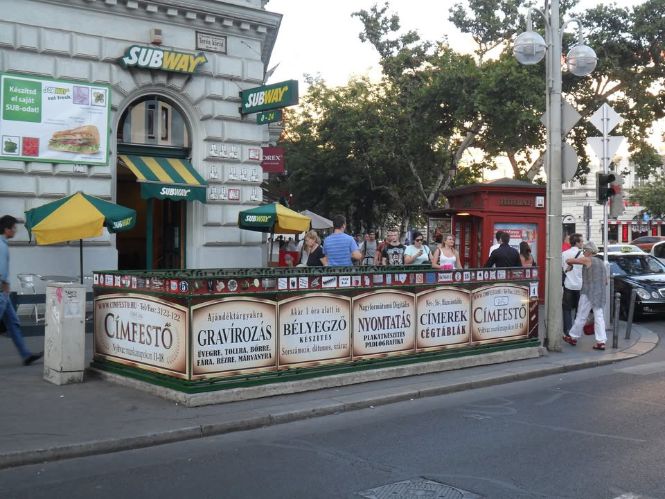 V&R Címfestő Kft. Gravírozás, Digitális nyomtatás, Cégtábla, Bélyegző készítés Oktogonnál kép