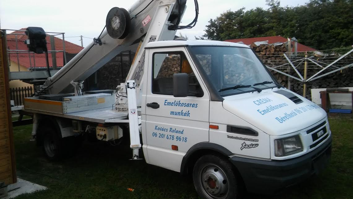 Emelőkosaras daru bérbeadás, Fakivágás emelőkosárról Kovács Roland Győr kép