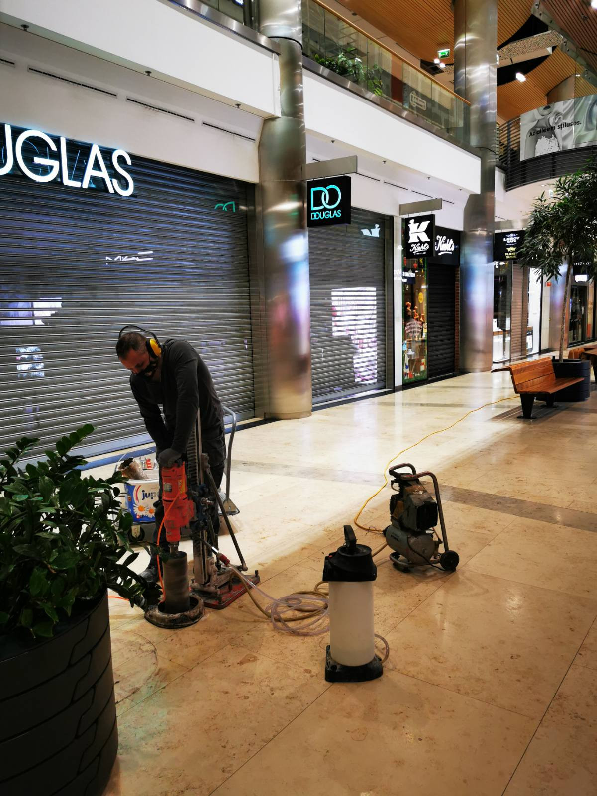 Betonvágás, betonfúrás falbontás, horonymarás, betonroppantás Budapest kép