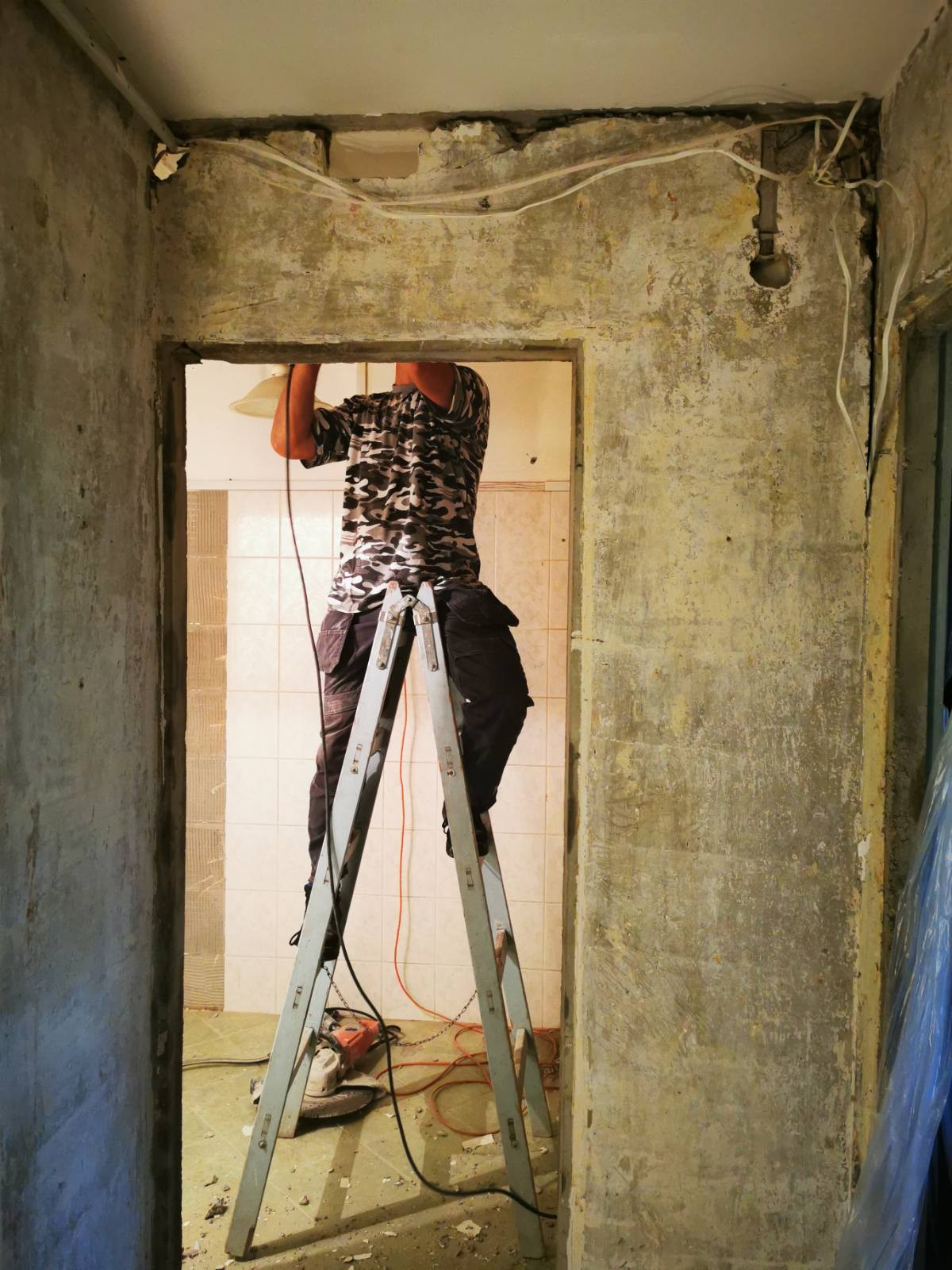 Betonvágás, betonfúrás falbontás, horonymarás, betonroppantás Budapest kép